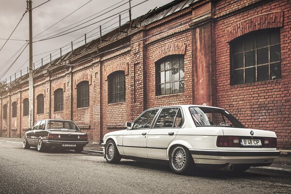 BMW E21 berlina vicino alla costruzione di mattoni