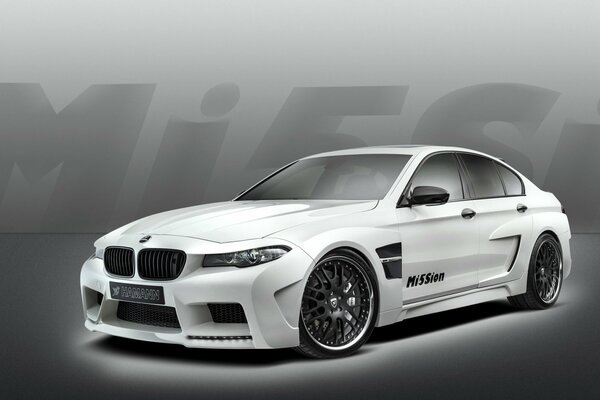 Auto BMW M5 corpo Berlina bianco