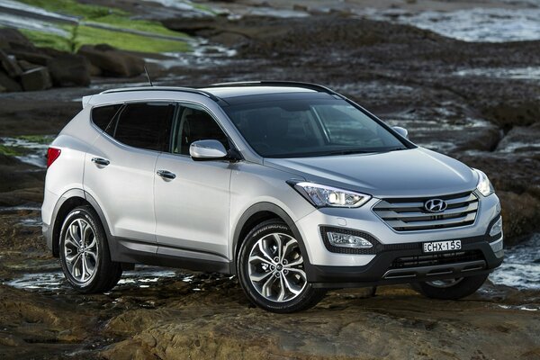 Hyundai Santa Fe sur fond de pierre grise