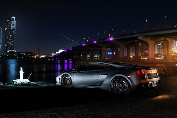 Lamborghini Gallardo au pont la nuit