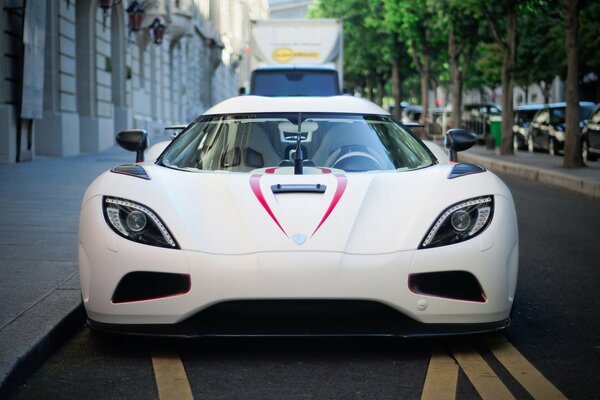 Weißes Sportauto auf der Stadtstraße