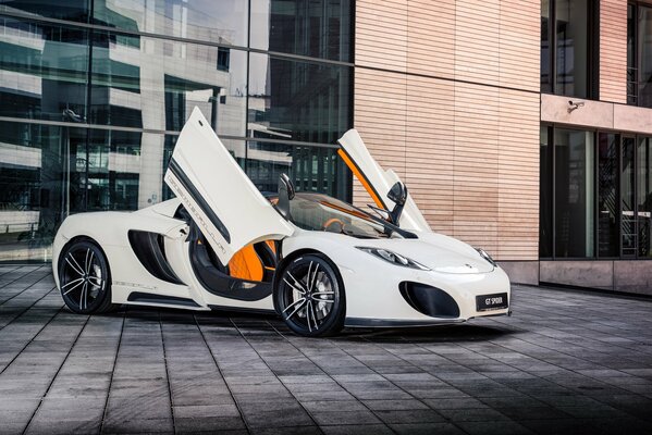 Supercar blanc sur le fond d un immeuble de grande hauteur