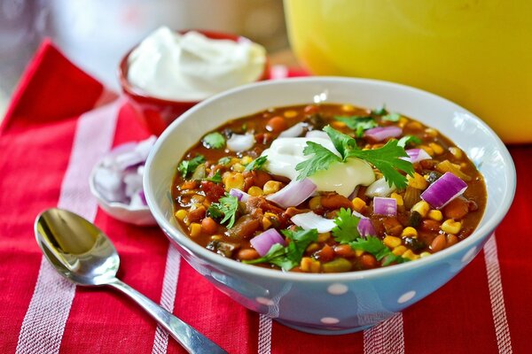 En un tazón de sopa de guisantes que tiene hambre puede comer directamente ahora