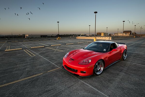 Chevrolet corvette rojo en el estacionamiento