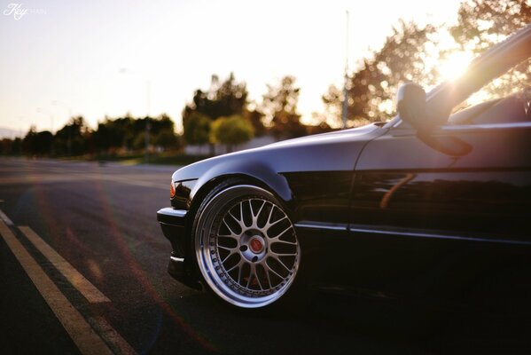 Rueda clásica BMW e 38, foto en la carretera de campo