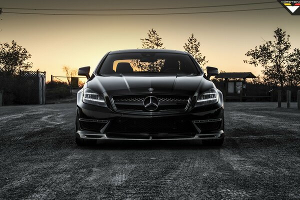 Schwarzer mercedes-benz cls 63 amg vorsteiner bei Sonnenuntergang