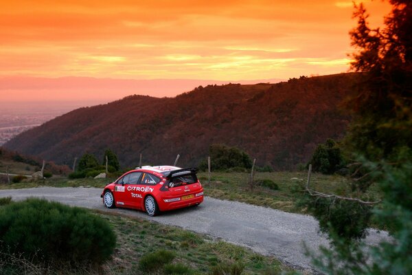 Roter citroen c4 und Sonnenuntergang in den Bergen