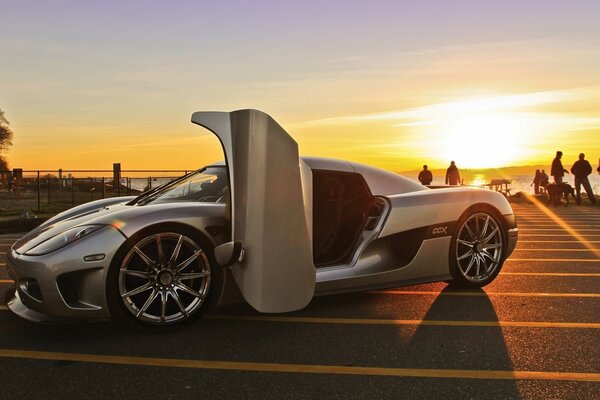 Impresionante coche con hermosa vista