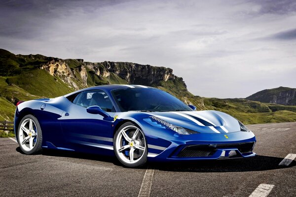 Ferrari 458 azul en medio de las montañas