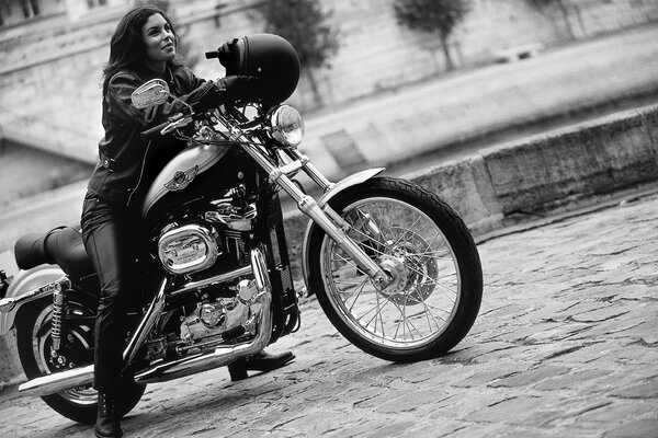 Foto en blanco y negro de una chica motociclista