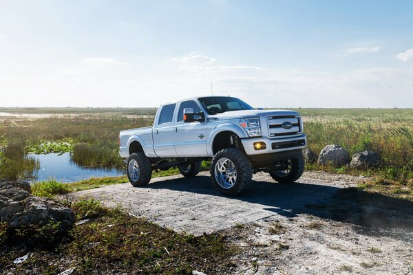 Ford SUV de pie junto al lago