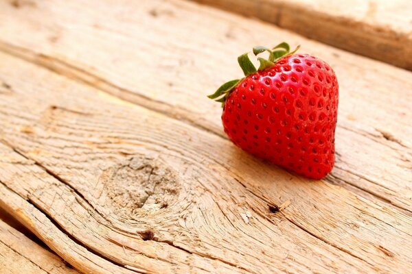 Jugosas fresas en una mesa de madera