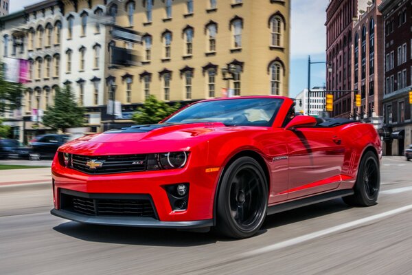 Chevrolet rojo en la carretera en la ciudad