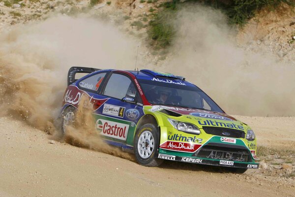 Derrape polvoriento de Ford en la pista