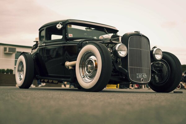 Hermoso coche retro. máquina negra