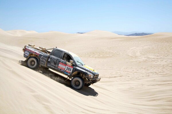 Fuoristrada che corre nel deserto