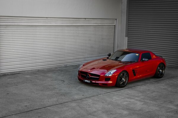 Voiture de sport Mercedes tuning rouge