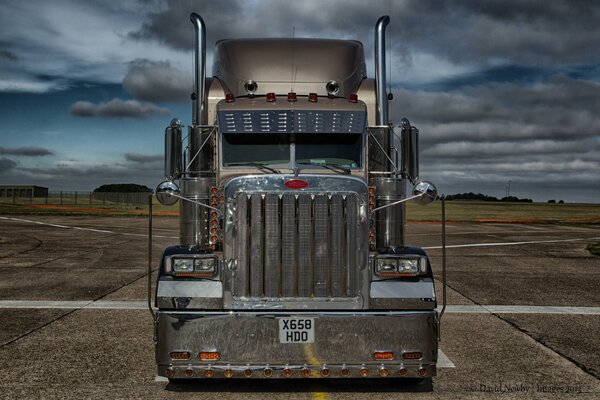 Peterbilt- beckons me to drive!