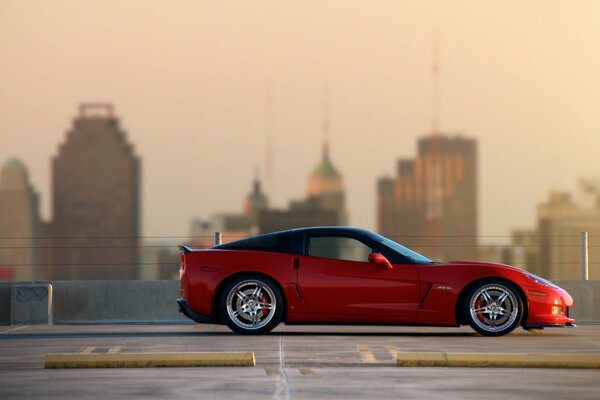 Rote Chevrolet Corvette mit schwarzem Dach