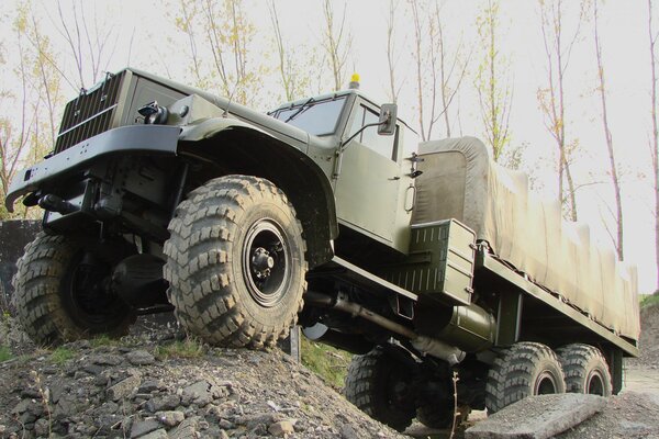 Ein Militär-LKW fährt auf der Straße