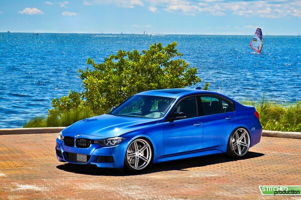 Voiture bleue sur fond de mer. BMW