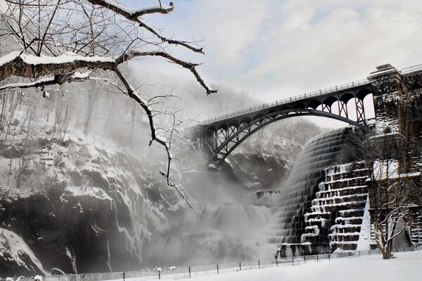 Winterlandschaft Brücke über den Fluss