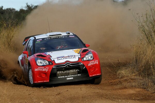 Citroën en una curva mientras participaba en un Rally