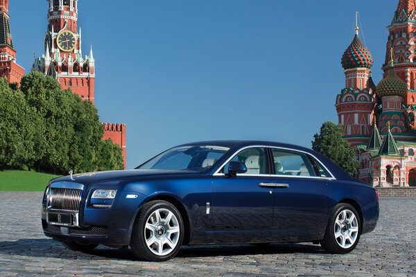 Blauer Rolls-Royce auf dem roten Platz. Moskau