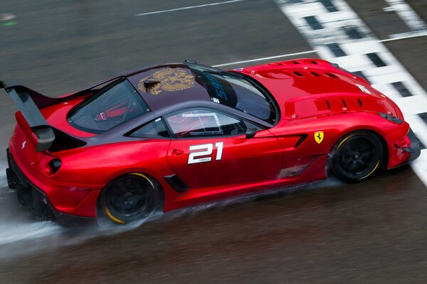 La voiture de course rouge a fini