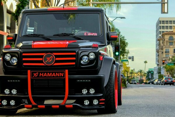 Schwarz-roter Mercedes Benz Hamann in der Stadt