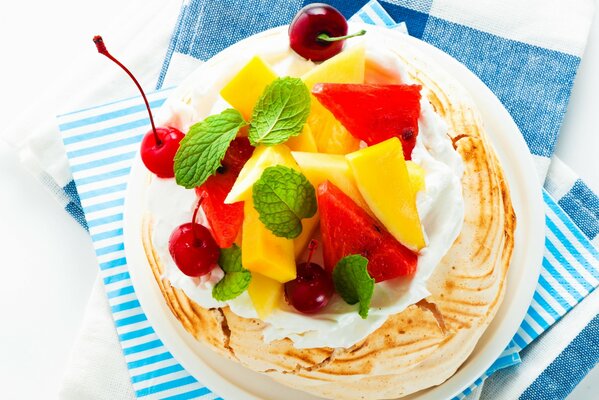 Postre con rodajas de fruta sobre fondo blanco