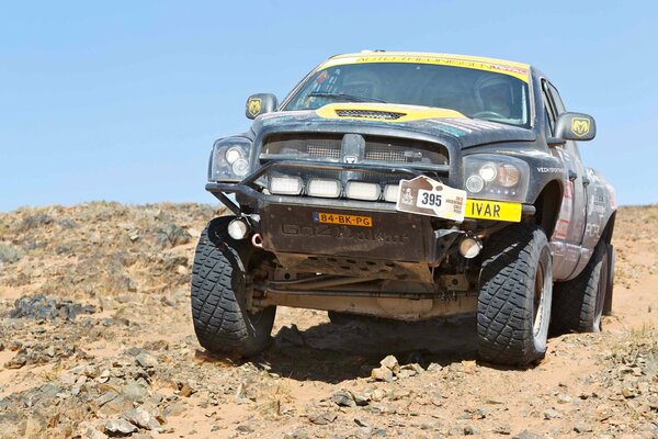 Dodge ram en la cara llena en el desierto