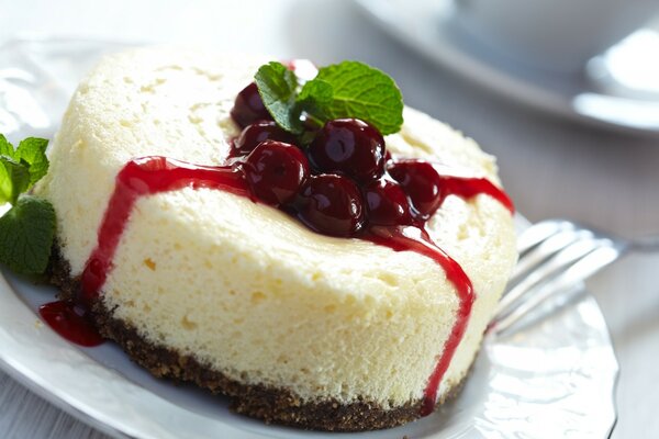 Cheesecake cake with berries and jam