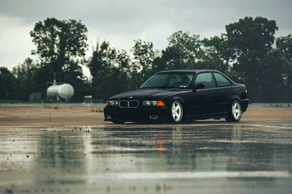 Schwarzer BMW bei Regen