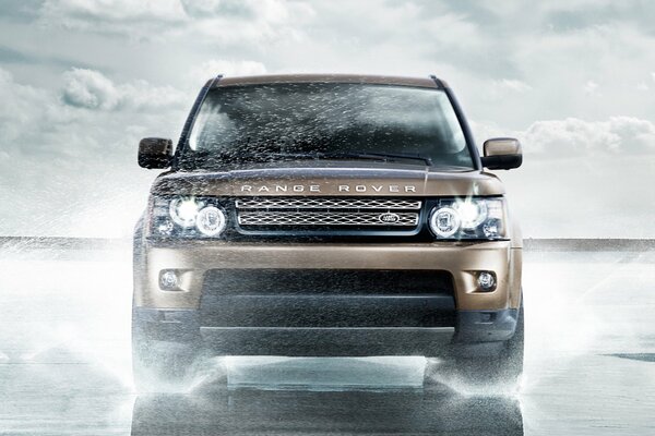 Coche range Rover monta en charcos