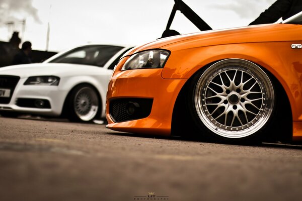 Dos Audi diferentes tonos-naranja y blanco