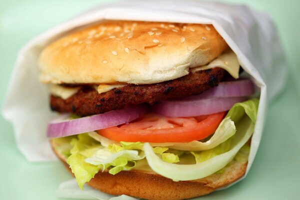 Chtzburger apetitoso en la macroyemka sobre el fondo delicado de los tonos pastel