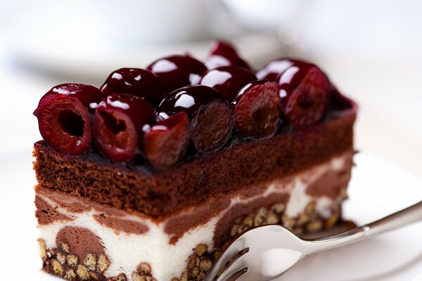 Morceau de gâteau sucré aux cerises