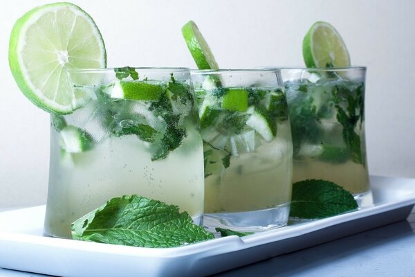 Refrescante cóctel de Mojito de menta