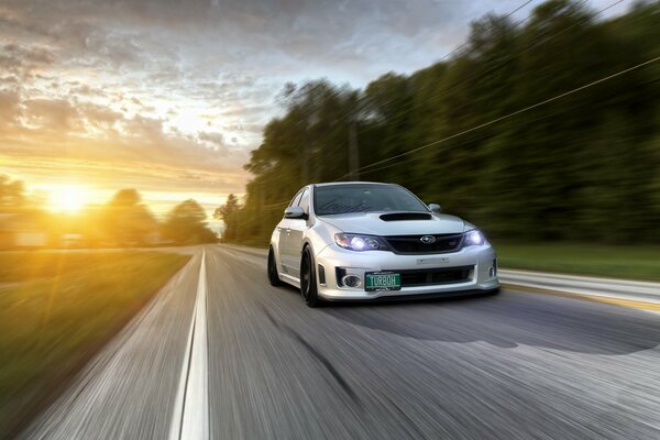 Subaru in Bewegung bei Sonnenaufgang