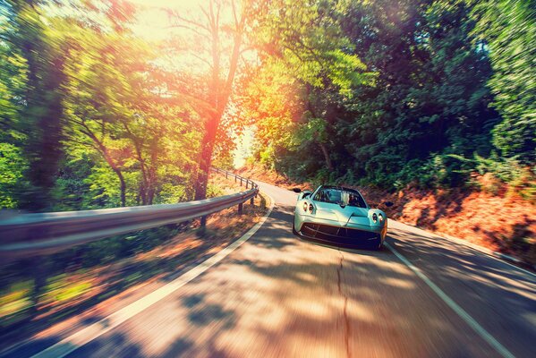 Pagani en la luz del sol a la velocidad