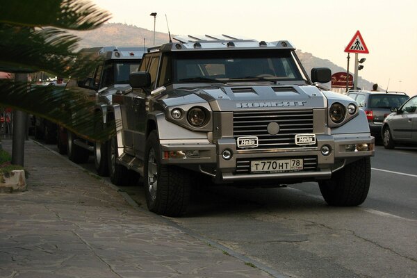 SUV di combattimento militare nel parcheggio