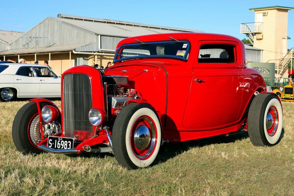 Red Ford coupe of 1932 at the exhibition