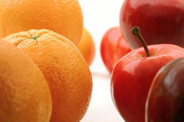 Oranges orange à gauche et pommes rouges à droite