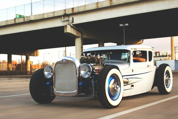 Viejo modelo de coche bajo el puente