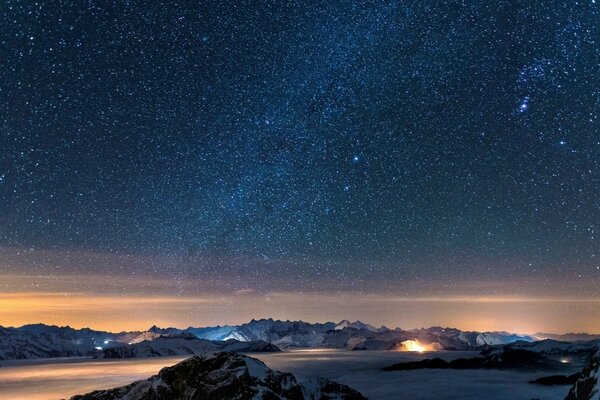 Cielo stellato e montagne innevate