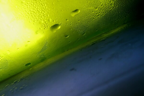 Gotas de rocío sobre fondo verde