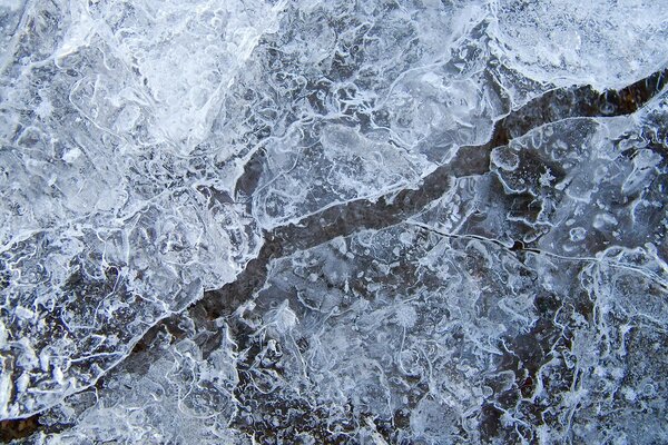 Lignes de glace crépitante sur la rivière