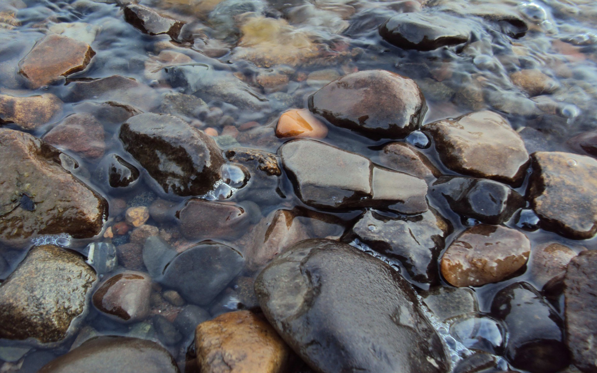 камни вода берег фон