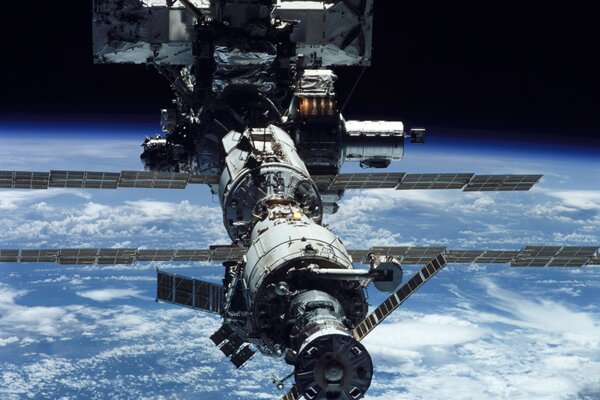 Station ISS dans l espace sur fond de terre